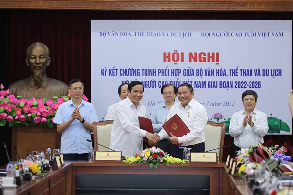 Bộ trưởng Nguyễn Văn Hùng: Phát huy sức mạnh của người  cao tuổi là nền tảng giữ gìn những giá trị tốt đẹp truyền thống cho gia đình - Anh 1