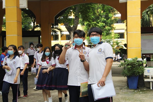 Đề Văn tiếp tục bàn về câu chuyện tuổi trẻ - Anh 1
