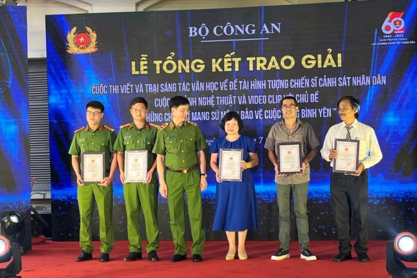 Nêu cao hình tượng người chiến sĩ Cảnh sát nhân dân thông qua các tác phẩm văn học – nghệ thuật - Anh 3