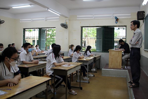 TP.HCM: 6 thí sinh vi phạm quy chế thi do mang điện thoại - Anh 1
