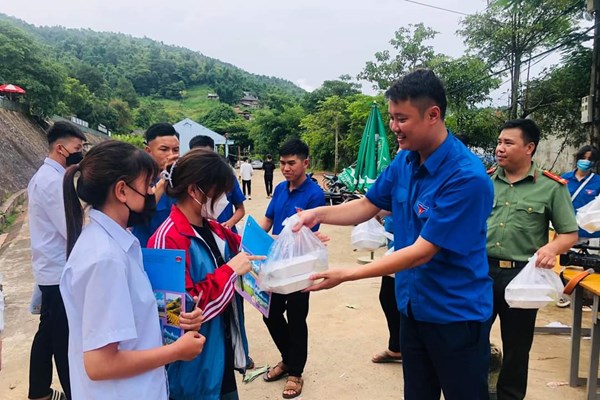 Nét đẹp văn hóa làm ấm lòng sĩ tử - Anh 2