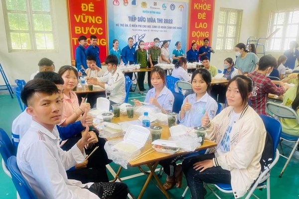 Nét đẹp văn hóa làm ấm lòng sĩ tử - Anh 5