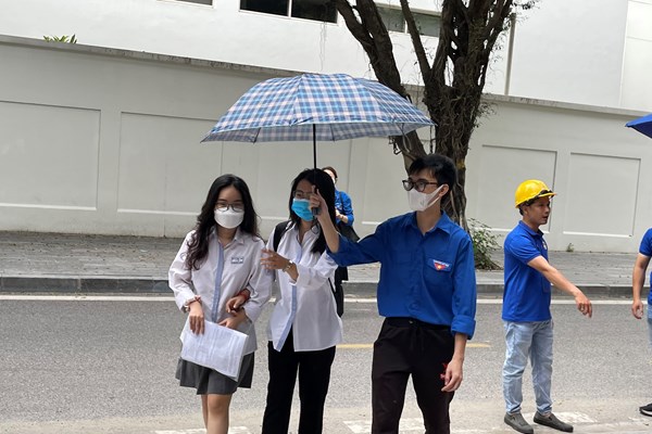 Nét đẹp văn hóa làm ấm lòng sĩ tử - Anh 11