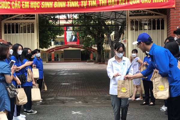 Nét đẹp văn hóa làm ấm lòng sĩ tử - Anh 12