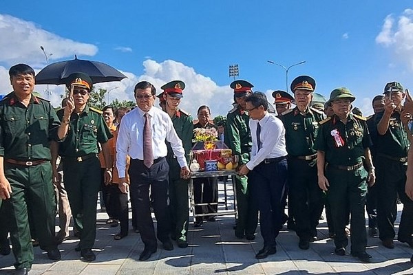 Truy điệu và an táng 10 hài cốt liệt sĩ tại Nghĩa trang Liệt sĩ quốc gia Vị Xuyên - Anh 1