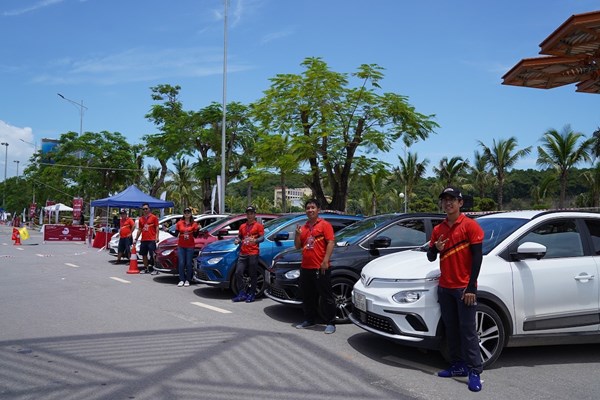 Màn đua nghẹt thở của VF e34 tại giải đua Gymkhana bằng xe điện đầu tiên - Anh 1