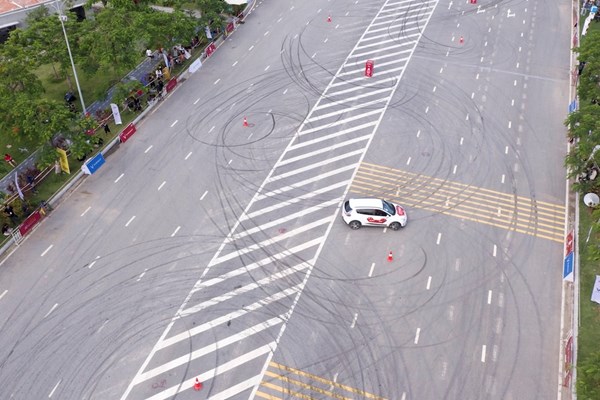 Màn đua nghẹt thở của VF e34 tại giải đua Gymkhana bằng xe điện đầu tiên - Anh 9