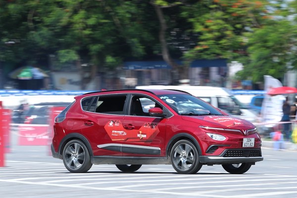 Màn đua nghẹt thở của VF e34 tại giải đua Gymkhana bằng xe điện đầu tiên - Anh 7