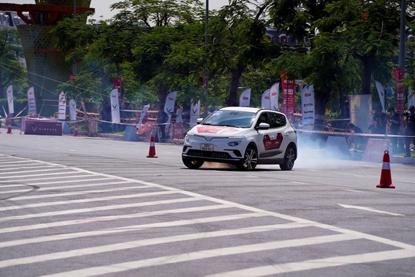 Màn đua nghẹt thở của VF e34 tại giải đua Gymkhana bằng xe điện đầu tiên - Anh 6