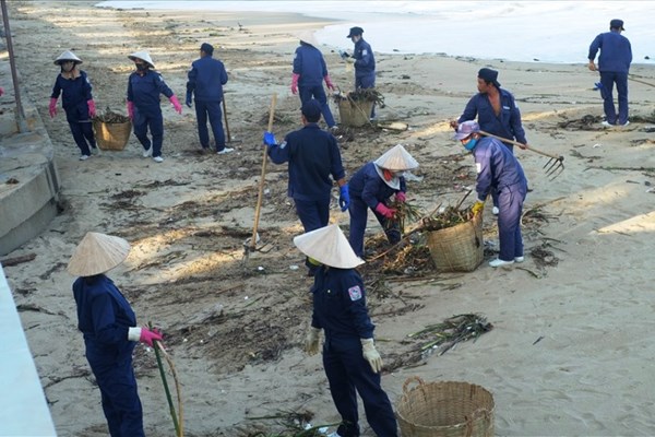 Khánh Hòa: Đẩy mạnh làm sạch môi trường biển, đảm bảo du khách tham quan - Anh 1