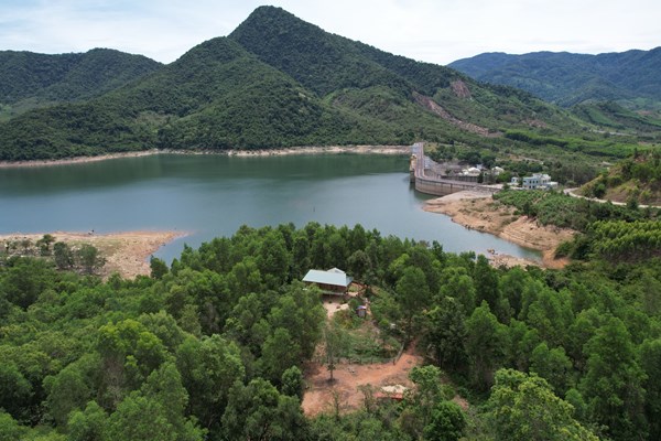 Ngang nhiên chiếm đất, xây dựng nhà sàn trái phép trên đất rừng phòng hộ để làm du lịch - Anh 1