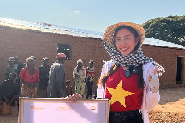 Hoa hậu Thùy Tiên trao tặng giếng nước sạch cho gần 5.000 người dân Angola - Anh 1