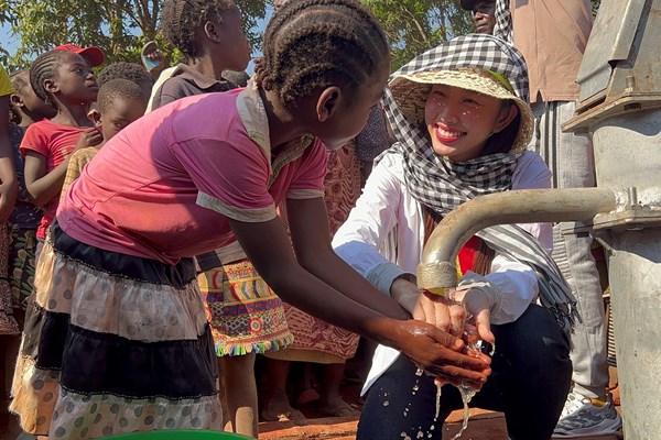 Hoa hậu Thùy Tiên trao tặng giếng nước sạch cho gần 5.000 người dân Angola - Anh 3