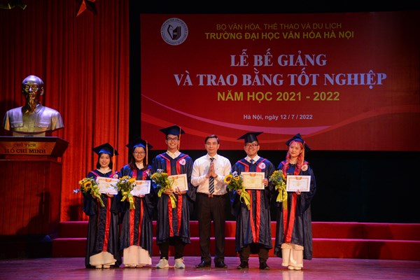 ĐH Văn hóa Hà Nội: Bế giảng và trao bằng tốt nghiệp năm học 2021-2022 - Anh 5