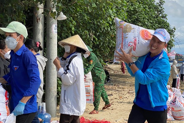 Quảng Ngãi: Ra quân thu gom, xử lý hơn 6 tấn rác ở bờ biển - Anh 4