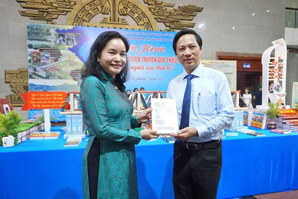 Khai mạc Liên hoan cán bộ thư viện tuyên truyền giới thiệu sách với chủ đề “Những người con bất tử” - Anh 5
