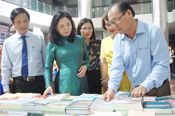 Khai mạc Liên hoan cán bộ thư viện tuyên truyền giới thiệu sách với chủ đề “Những người con bất tử” - Anh 4