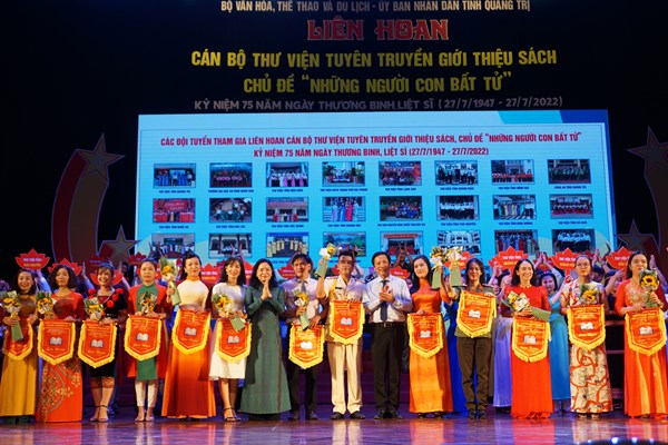 Khai mạc Liên hoan cán bộ thư viện tuyên truyền giới thiệu sách với chủ đề “Những người con bất tử” - Anh 2