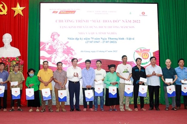 Chương trình Màu hoa đỏ tri ân các gia đình chính sách tại tỉnh Hà Giang - Anh 2