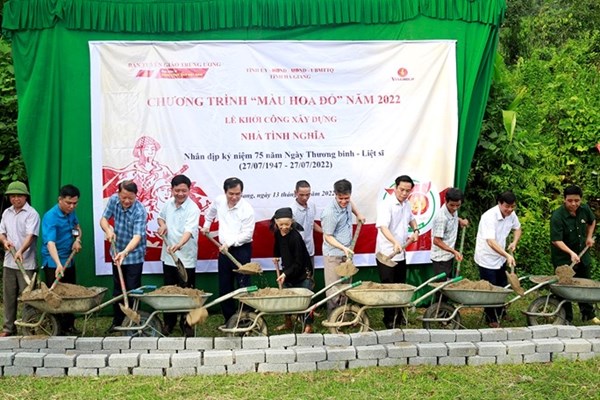 Chương trình Màu hoa đỏ tri ân các gia đình chính sách tại tỉnh Hà Giang - Anh 1