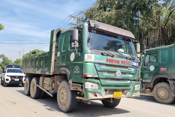 Quảng Ngãi: Người dân “ngộp thở” vì bụi do xe tải chở đất, đá - Anh 4