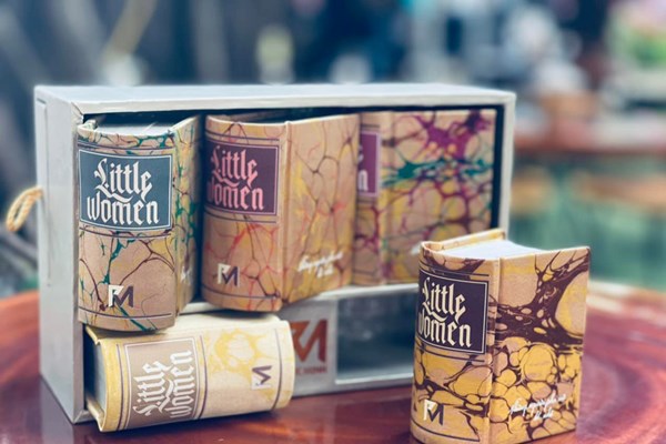 Dòng sách vi quyển: Kỳ công mang dấu ấn Việt - Anh 2