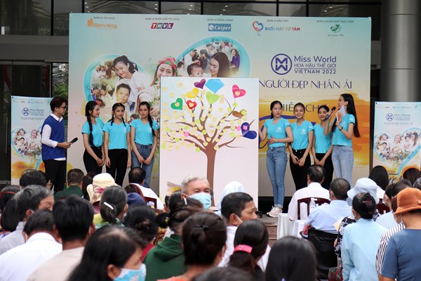 “Phiên chợ tử tế” đong đầy yêu thương của thí sinh Miss World Vietnam 2022 - Anh 1
