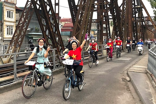 Hà Nội là một trong 6 điểm đến du lịch trải nghiệm xe đạp tuyệt vời nhất - Anh 1
