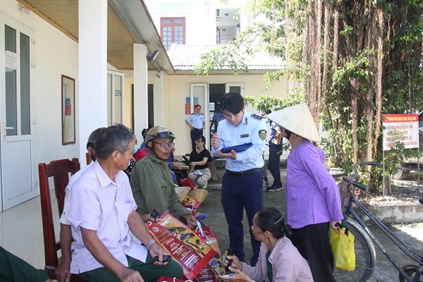 Núp bóng “tri ân người lính” để bán hàng trái phép - Anh 2
