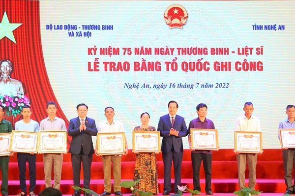 Chủ tịch Quốc hội Vương Đình Huệ dự Lễ trao bằng Tổ quốc ghi công - Anh 4
