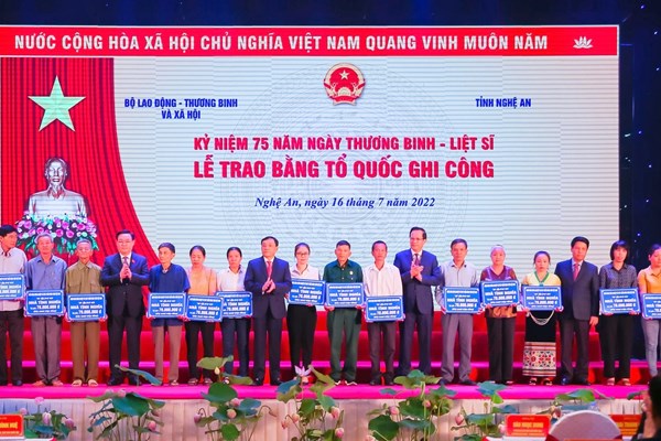 Chủ tịch Quốc hội Vương Đình Huệ dự Lễ trao bằng Tổ quốc ghi công - Anh 5