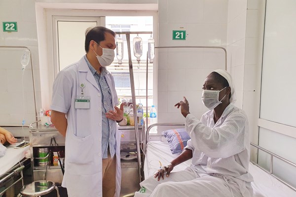 Cứu sống nữ giáo tiếng Anh người Nigeria mắc sốt rét ác tính - Anh 1
