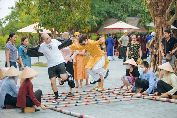 Rộn rã tiếng cười trong Ngày hội giao duyên tại VinWonders Nam Hội An - Anh 5