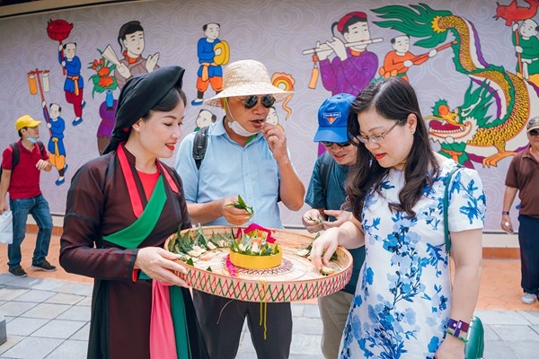 Rộn rã tiếng cười trong Ngày hội giao duyên tại VinWonders Nam Hội An - Anh 2
