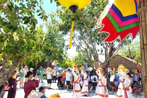 Rộn rã tiếng cười trong Ngày hội giao duyên tại VinWonders Nam Hội An - Anh 7