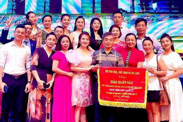Điện Biên đoạt giải xuất sắc Liên hoan Cán bộ thư viện tuyên truyền giới thiệu sách - Anh 1