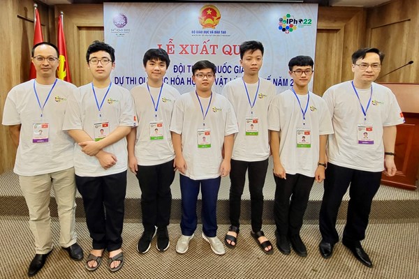 Việt Nam đoạt 5/5 huy chương tại Olympic Vật lí quốc tế 2022 - Anh 1