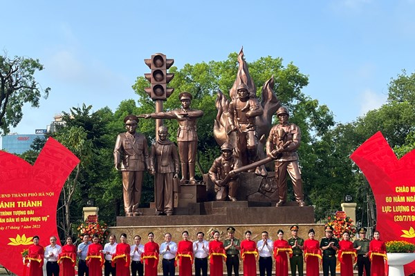 Khánh thành tượng đài “Công an nhân dân vì dân phục vụ”: Ngợi ca vẻ đẹp cao quý người chiến sĩ Công an nhân dân - Anh 2