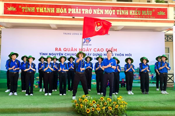Sôi động ngày cao điểm tình nguyện chung tay xây dựng nông thôn mới - Anh 1