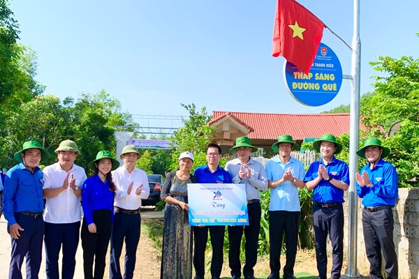 Sôi động ngày cao điểm tình nguyện chung tay xây dựng nông thôn mới - Anh 2