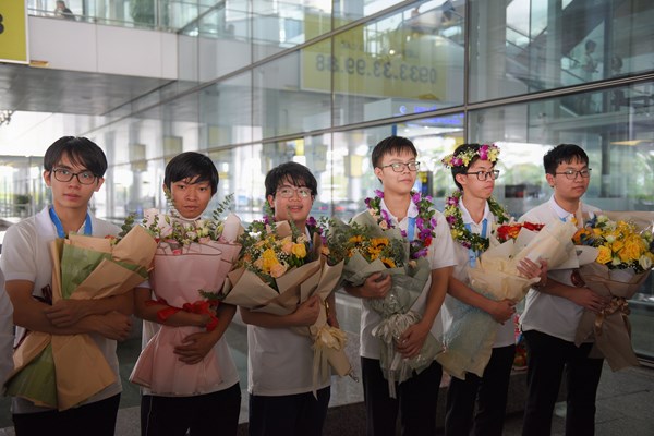 Chào đón đội tuyển Toán học VN tham dự Olympic Toán học quốc tế - Anh 1