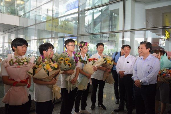 Chào đón đội tuyển Toán học VN tham dự Olympic Toán học quốc tế - Anh 2