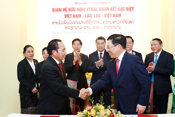 Khai mạc Triển lãm “Quan hệ hữu nghị vĩ đại, đoàn kết đặc biệt