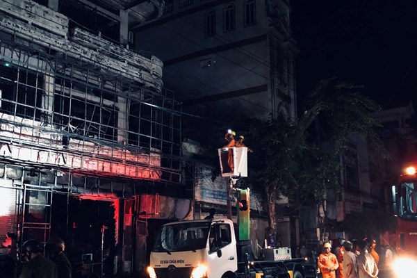 Quảng Ngãi: Cháy lớn thiêu rụi 2 cửa hàng - Anh 3