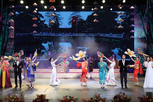 Chương trình nghệ thuật “Hồn sen Việt, Hương sắc Chăm Pa”: Đêm của những cảm xúc Việt- Lào - Anh 6