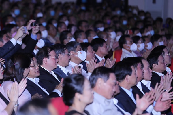 Chương trình nghệ thuật “Hồn sen Việt, Hương sắc Chăm Pa”: Đêm của những cảm xúc Việt- Lào - Anh 3