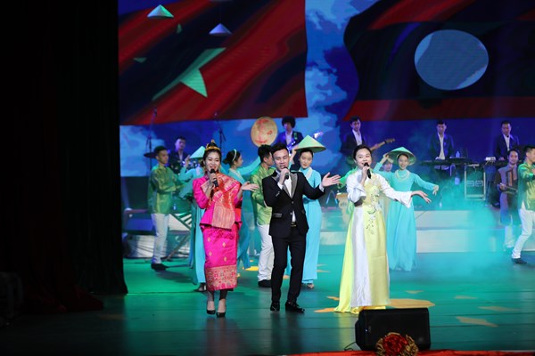 Chương trình nghệ thuật “Hồn sen Việt, Hương sắc Chăm Pa”: Đêm của những cảm xúc Việt- Lào - Anh 7