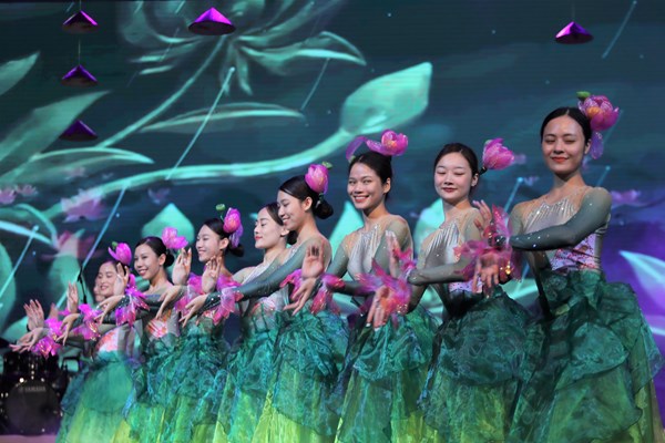 Chương trình nghệ thuật “Hồn sen Việt, Hương sắc Chăm Pa”: Đêm của những cảm xúc Việt- Lào - Anh 9