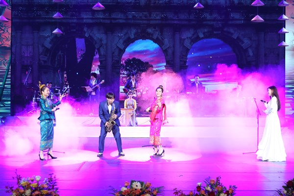 Chương trình nghệ thuật “Hồn sen Việt, Hương sắc Chăm Pa”: Đêm của những cảm xúc Việt- Lào - Anh 10