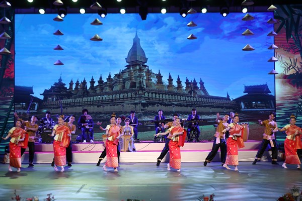 Chương trình nghệ thuật “Hồn sen Việt, Hương sắc Chăm Pa”: Đêm của những cảm xúc Việt- Lào - Anh 11